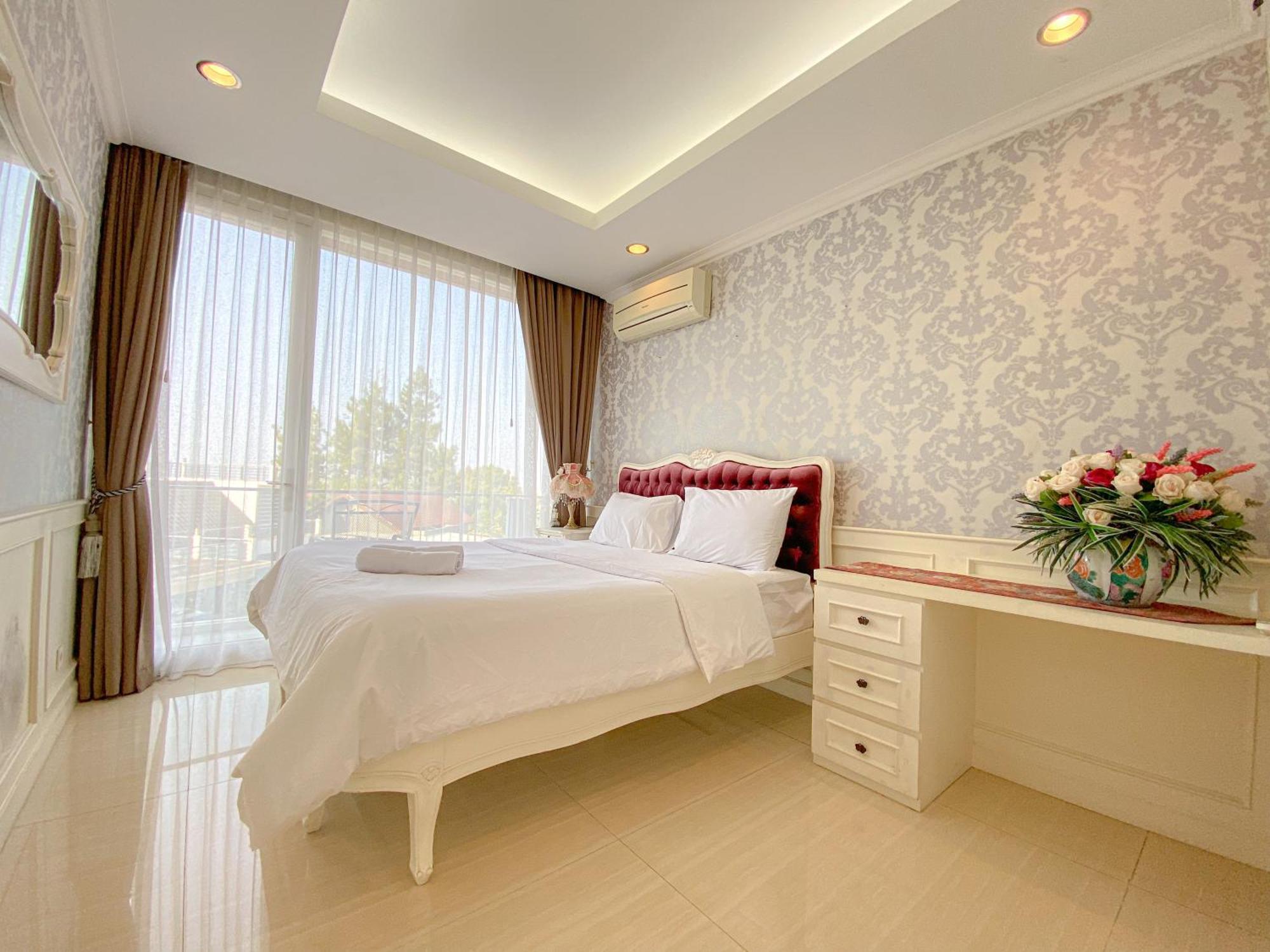 Villa Kirei - Mewah Dago Bandung